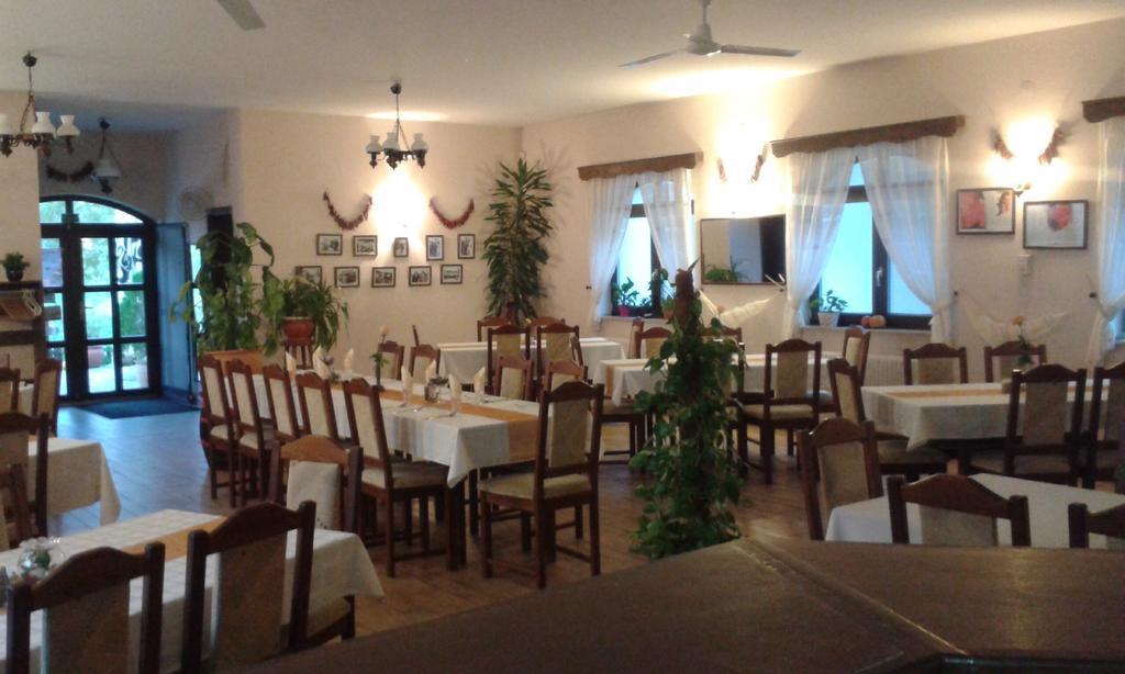 Sobri Halászcsárda és Panzió Baja Exterior foto