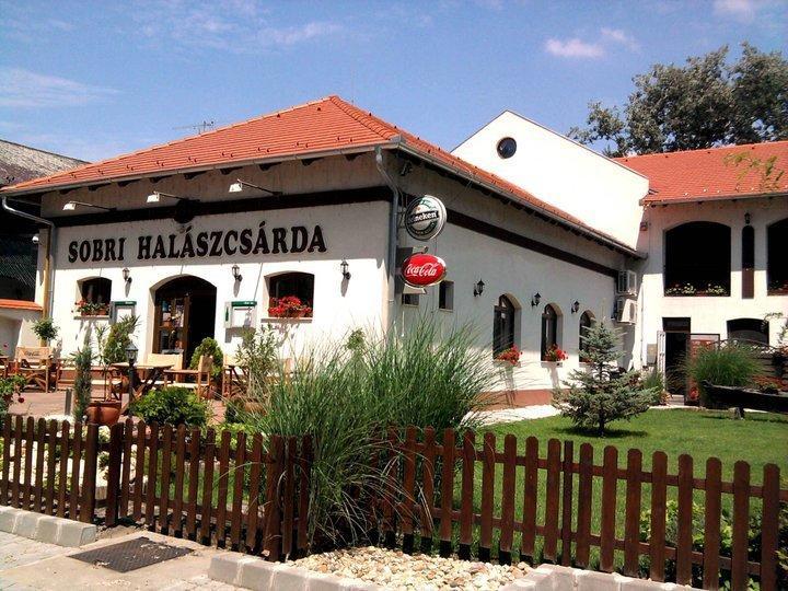 Sobri Halászcsárda és Panzió Baja Exterior foto